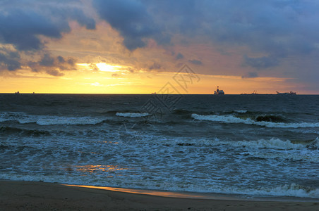 夕阳下的海浪图片