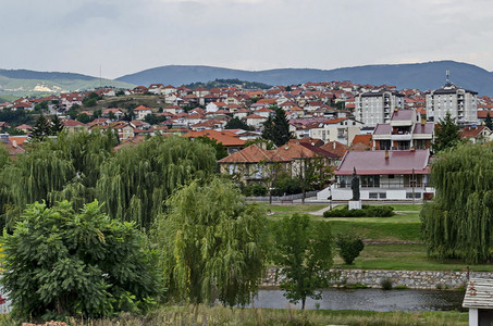 住宅区和布雷加尔尼察河谷布雷加尔尼察的景观有休息和树木的地方Delchevo镇位于欧洲马其顿Maleshevo和Osogovo山图片