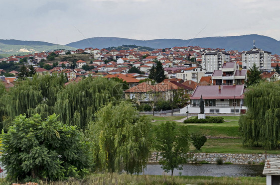住宅区和布雷加尔尼察河谷布雷加尔尼察的景观有休息和树木的地方Delchevo镇位于欧洲马其顿Maleshevo和Osogovo山图片