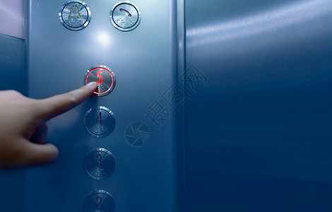 控制板按下电梯钮五楼的人手按办公室或酒店电梯内的按钮上5号食指按下电梯钮幽闭恐惧症人们被困在电梯中盲文代码银第五图片