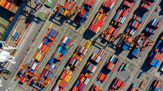 起重机物流从货轮运船舶上看到工业集装箱在有货物集箱堆放的船坞进口和出时与货集装箱堆颜色图片
