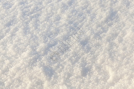 雪降后白覆盖农业田地的土冬接近一小片田地的深处表面可见的粗糙雪地上覆着层白色的气候阳光图片