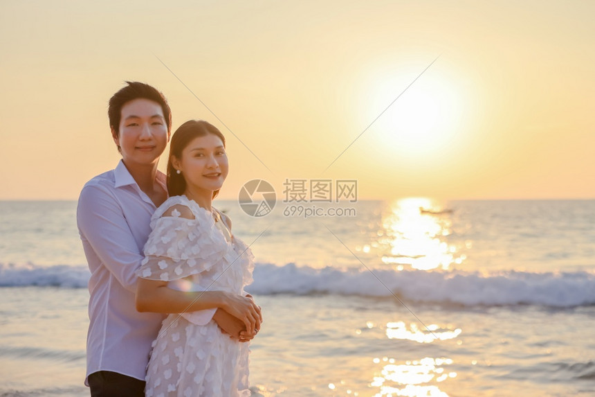 年轻快乐的亚裔夫妇在海滩上拥抱浪漫旅行蜜月渡假暑亚洲女和男在日落背景下手抱着户外男人女朋友浪漫的图片