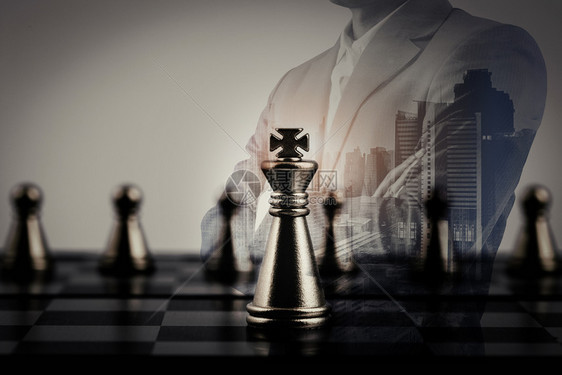 人们团队合作金融的商人与象棋板游戏的商业思想和竞争成功游戏战略管理或领导概念的双向接触使商业双面接触国际象棋盘游戏图片