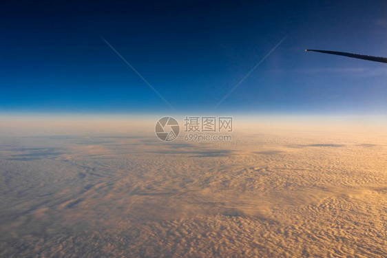 日出交通和旅行者概念时飞机侧窗对面的外边视线平流层蓝色的干净图片
