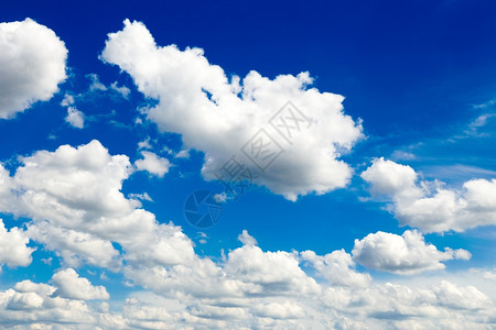 蓝色的天空有许多白云想象的湿图片