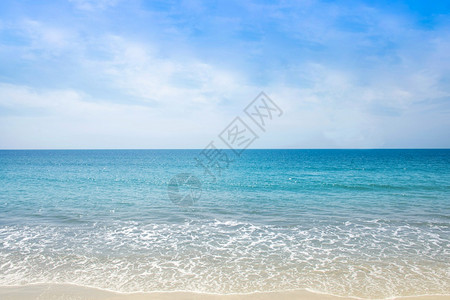 旅行夏季泰国热带海的风景沙滩有平静的波浪和蓝色天空假日可以放松天堂环境图片