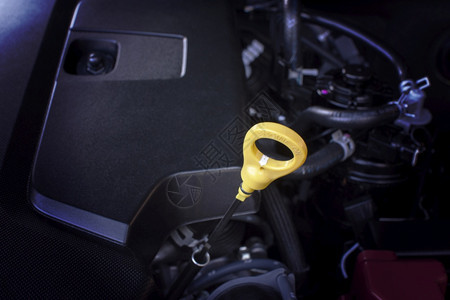 润滑剂车站用于检查发动机系统选择聚焦点的发动机油水平的黄色标准面油层量测仪表车库图片