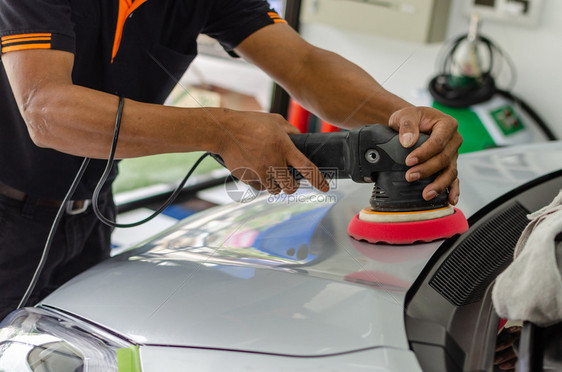 运输闪耀奢华洗完车后一个男子在洗完车后打磨辆汽蜡前擦去刮痕图片