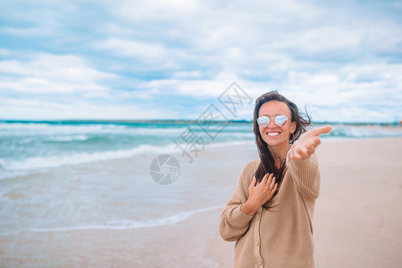 风暴中海滩上的年轻美女风暴中海滩上的年轻美女热带水蓝色的图片