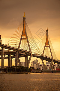 王运输在泰国的暮光桥这座跨越了ChaoPhraya河两次高的图片
