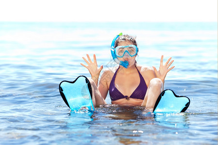 女孩戴潜水设备在水中游玩图片