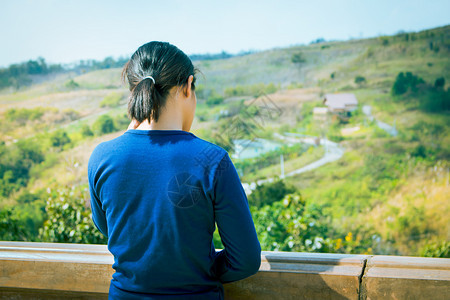 一名妇女站在泰国的自然景点上观望娱乐发现森林图片