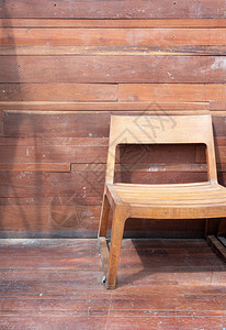 家具花园在会议室外放松时在旧木板墙附近的短腿木椅子上放轻松村庄图片
