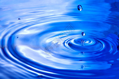 降低水中滴产生不同的喷洒蓝色生活图片