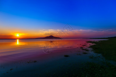 自然日落的河流黄云夕阳的地平线江落景象金子高图片