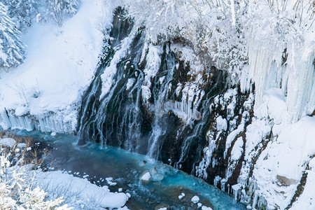 白色的须瀑布和美瑛河在冬天自然户外图片