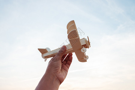 飞机人们自由概念类手握木机在日落的天空背景上梦图片