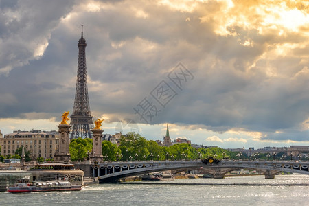 首都法国巴黎重云和西内重云的日光照耀欧洲河图片