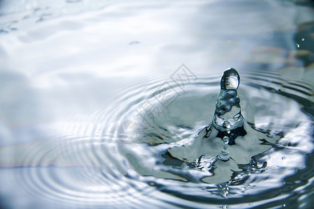 气泡液体水中滴产生不同的喷洒活图片