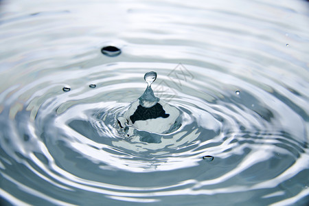 闪亮的运动雨滴水中产生不同的喷洒图片