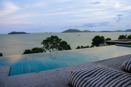 蓝色的别墅休息在热带度假胜地美丽的游泳池中图片
