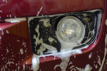 干净的压力洗车用泡沫辆图片
