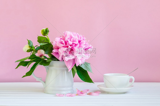 一杯茶和花瓶里的小松饼一杯茶和小松饼咖啡桌子食物图片