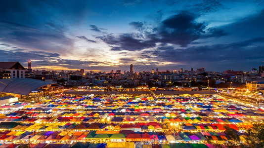 天线拉差达屋顶泰国曼谷夜市的丰富多彩帐篷图片