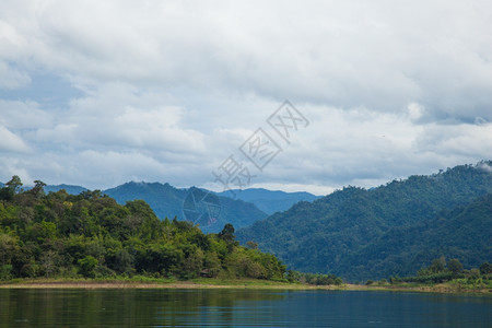 场地天山河清晨自然风景雾笼罩着山坡森林图片