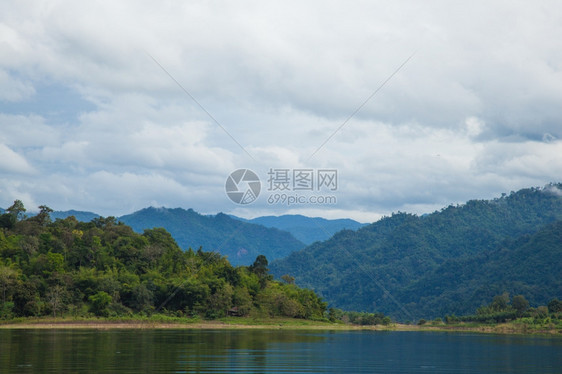 场地天山河清晨自然风景雾笼罩着山坡森林图片