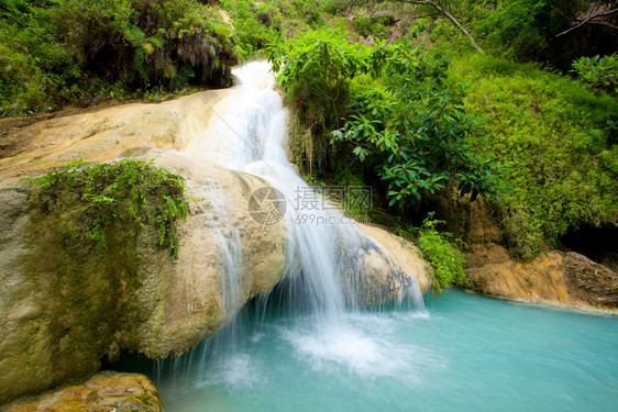 亚洲泰国Kanchanaburi的埃拉万瀑布苔藓蓝色的图片