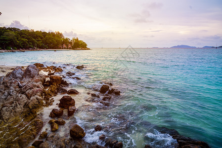 海岸丰富多彩的美丽热带自然景观在海礁和夏季沙滩上度假胜地的日落时天空色彩多泰国高利佩岛萨吞塔里陶家公园KohLipe岛Tarut图片