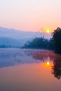 温和的抽象日出时帕康湖的风景温柔晨雾覆盖了湖和山上的背景在越南DienBienPhu的旅行目地对湖注意多雾路段图片