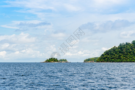夏季KohRockroy的海云和蓝天美丽的热带自然景观是一个小岛在前往泰国沙敦Tarutao公园KoLipe的旅行期间有珊瑚礁潜图片