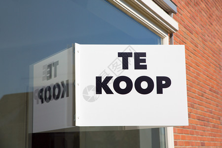 迁移玻璃TeKoop或Forselal在家门口的白广告板上色的图片