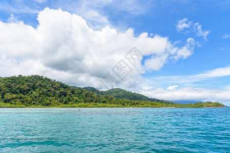 绿松石夏季在KoRaWi岛前往Tarutao公园的KoLipeSatuun泰国KoWi岛和泰国海洋期间滩绿岛白云和蓝天附近海面清图片