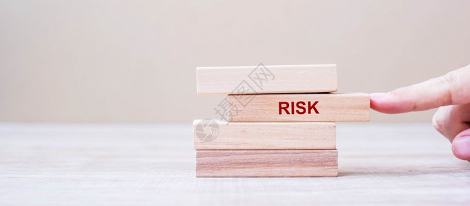 商业人手在塔上放置或拉动带有风险词的木块业务规划管理解决方案保险和战略概念项目经理图片