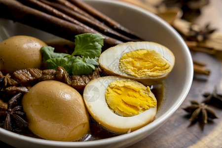 餐厅本国自制食物烤猪肉和鸡蛋含甜棕汤泰国传统食物当地或街道食品最喜爱的泰国菜单名为KhaiPalo盘子早餐图片