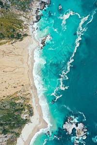 夏天蓝色干净的水和沙滩美丽海岸线垂直头顶拍摄蓝色干净的水和沙滩美丽海岸线垂直头顶拍摄高架海滩图片