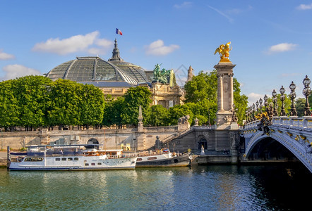 法国巴黎大宫屋顶塞纳河上的船只亚历山大三世宫屋顶桥和塞纳河上的船纪念碑城市的景观图片