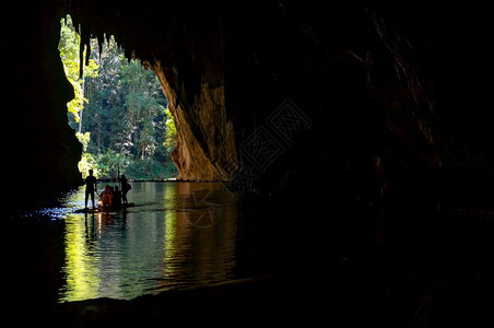 ThamLodCavePaiMaeHongSonTham内的游客剪影是泰国最令人惊叹的洞穴之一河亚洲步行图片