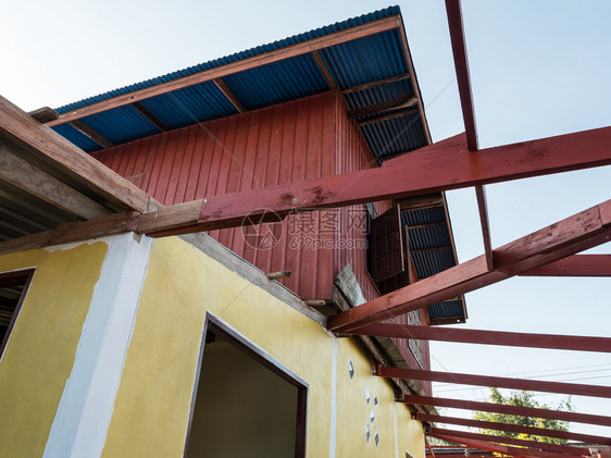 光束木制的戳正在建造露台屋顶木质框架从地层到屋顶泰国的山边住房都可以看到图片