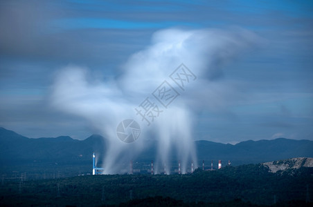 空中观测煤电站和清晨雾中蒸汽MaeMohLampang泰国长煤电站和雾行业压南邦图片