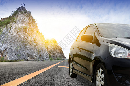 模型乘客用于日常旅行的道路上小客车座停在公路岩石山地背景周围的汽车自然日光天空图片