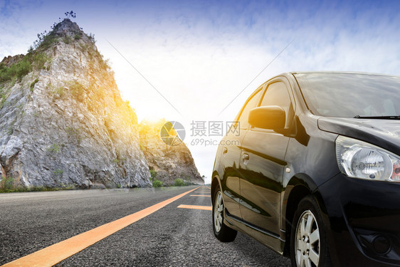 模型乘客用于日常旅行的道路上小客车座停在公路岩石山地背景周围的汽车自然日光天空图片