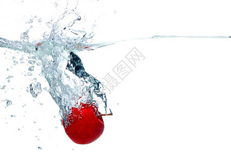 鲜红苹果深浸在水下白底的色背景上分离了喷洒苹果深地沉入水下剥品尝维他命图片