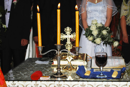 花朵新娘和郎在祭坛前的婚礼仪式上跪拜裙子图片