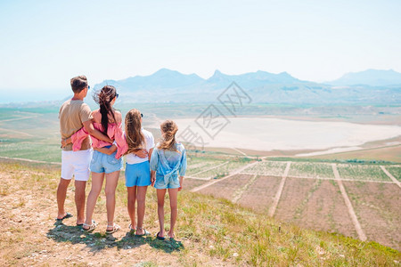 户外父母童年在山上度假的幸福家庭快乐在山上度假四口徒步远足图片