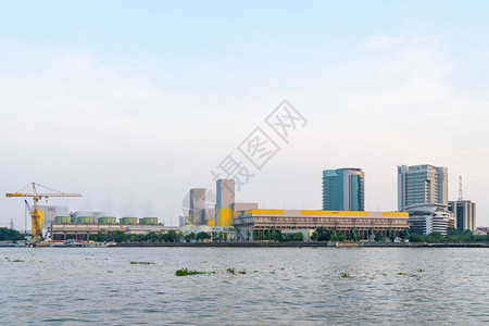 曼谷城市发电厂靠近河流和城市的曼谷电厂抽烟炼油建造图片